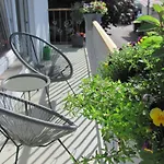 #1komfortables Helles Gaestezimmer Mit Balkon Mit Gemeinschaftsbad W-lan Airport Nah Late Night Check In Haus Nr 9,5 *