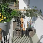 #1komfortables Helles Gaestezimmer Mit Balkon Mit Gemeinschaftsbad W-lan Airport Nah Late Night Check In Haus Nr 9,5 Appartement