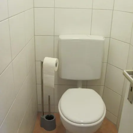 #1komfortables Helles Gaestezimmer Mit Balkon Mit Gemeinschaftsbad W-lan Airport Nah Late Night Check In Haus Nr 9,5 Apartmán *