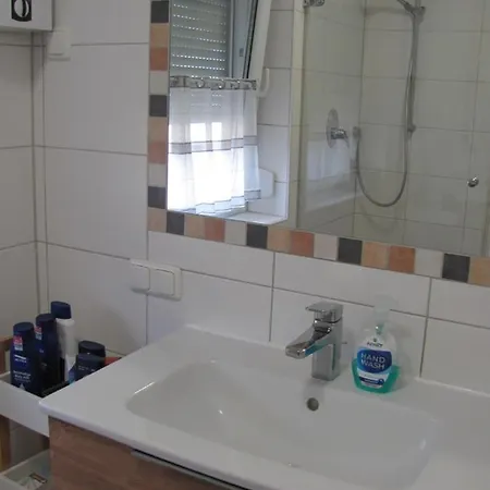 #1komfortables Helles Gaestezimmer Mit Balkon Mit Gemeinschaftsbad W-lan Airport Nah Late Night Check In Haus Nr 9,5 *