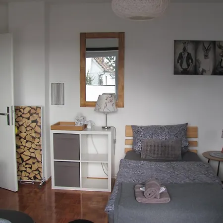 #1komfortables Helles Gaestezimmer Mit Balkon Mit Gemeinschaftsbad W-lan Airport Nah Late Night Check In Haus Nr 9,5 *