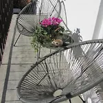#1Komfortables Helles Gaestezimmer Mit Balkon Mit Gemeinschaftsbad W-Lan Airport Nah Late Night Check In Haus Nr 9,5