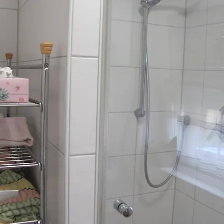 Apartamento #1komfortables Helles Gaestezimmer Mit Balkon Mit Gemeinschaftsbad W-lan Airport Nah Late Night Check In Haus Nr 9,5 Trunkelsberg