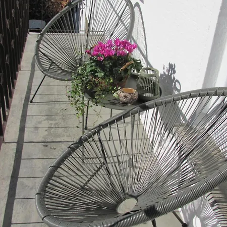 #1komfortables Helles Gaestezimmer Mit Balkon Mit Gemeinschaftsbad W-lan Airport Nah Late Night Check In Haus Nr 9,5