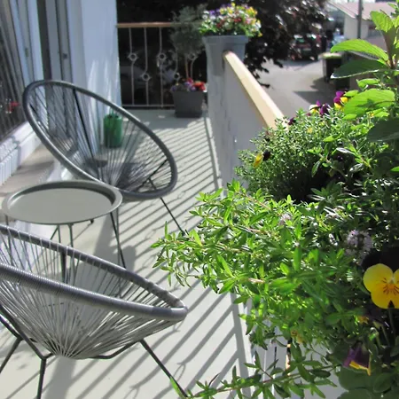 #1komfortables Helles Gaestezimmer Mit Balkon Mit Gemeinschaftsbad W-lan Airport Nah Late Night Check In Haus Nr 9,5 *