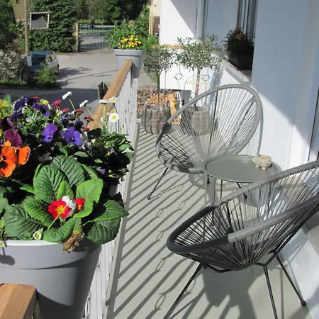 شقة #1komfortables Helles Gaestezimmer Mit Balkon Mit Gemeinschaftsbad W-lan Airport Nah Late Night Check In Haus Nr 9,5 *