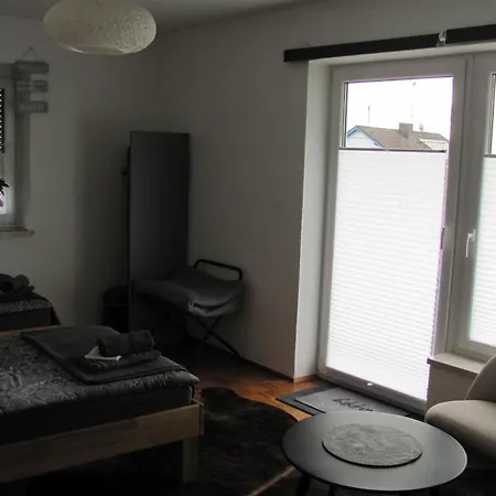 #1komfortables Helles Gaestezimmer Mit Balkon Mit Gemeinschaftsbad W-lan Airport Nah Late Night Check In Haus Nr 9,5 Trunkelsberg